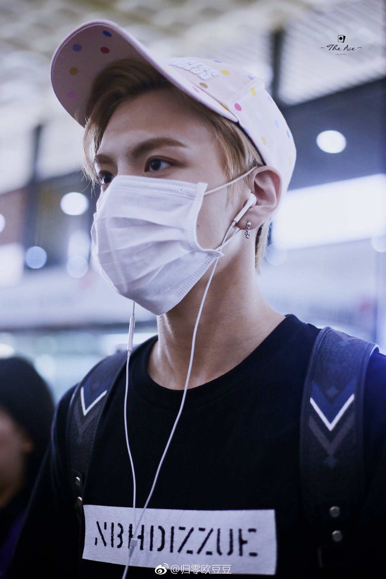 Chrome HeartsTiny E Cross Flower EarringsAuthentic replica, genuine antique engraving, anodized textureLooks beautiful on the ears, small and exquisite, worn by many celebrities