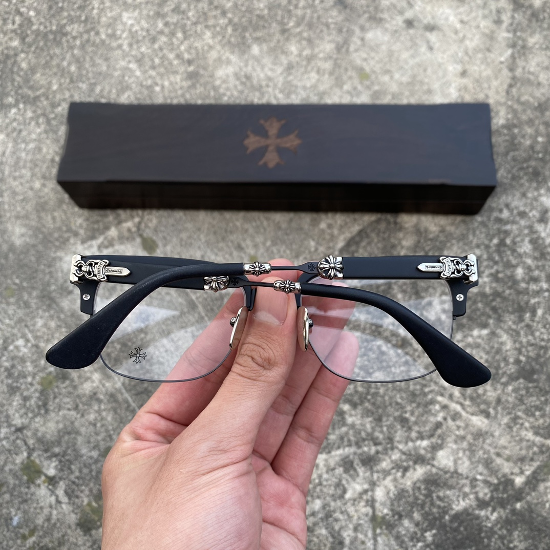 CH Matte Black Sword Cross GlassesA super popular pair, identical to the original, with high-quality nose pads and meticulous attention to detail. Exclusive hand-engraved lettering. Only a few hundred yuan!Glasses are personal items; we do not of