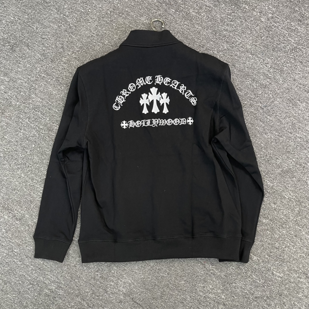 Chrome Hearts' latest cross-stitch stand-collar sweatshirt. Made from custom-dyed pure cotton fabric, with imported ink printing for a three-dimensional effect. The embroidery is full and detailed, featuring thousands of stitches. Perfectly customize