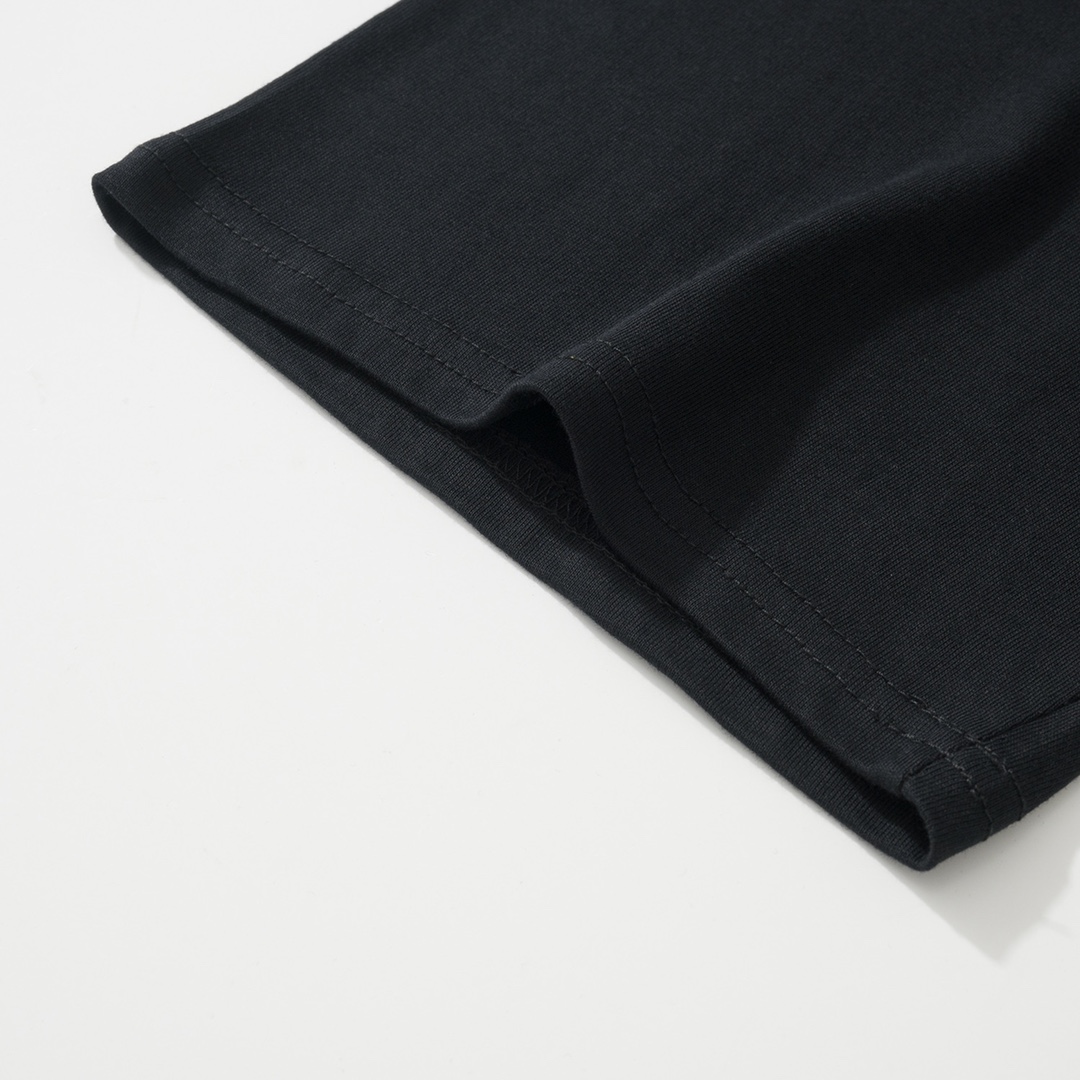 CH Chrome Hearts 24SS Sanskrit Print Polo ShirtMade from custom-woven and dyed 220g pure cotton, soft and comfortable to the touch, very skin-friendly, versatile and simple. The collar and chest prints use imported ink for 3D printing with consiste