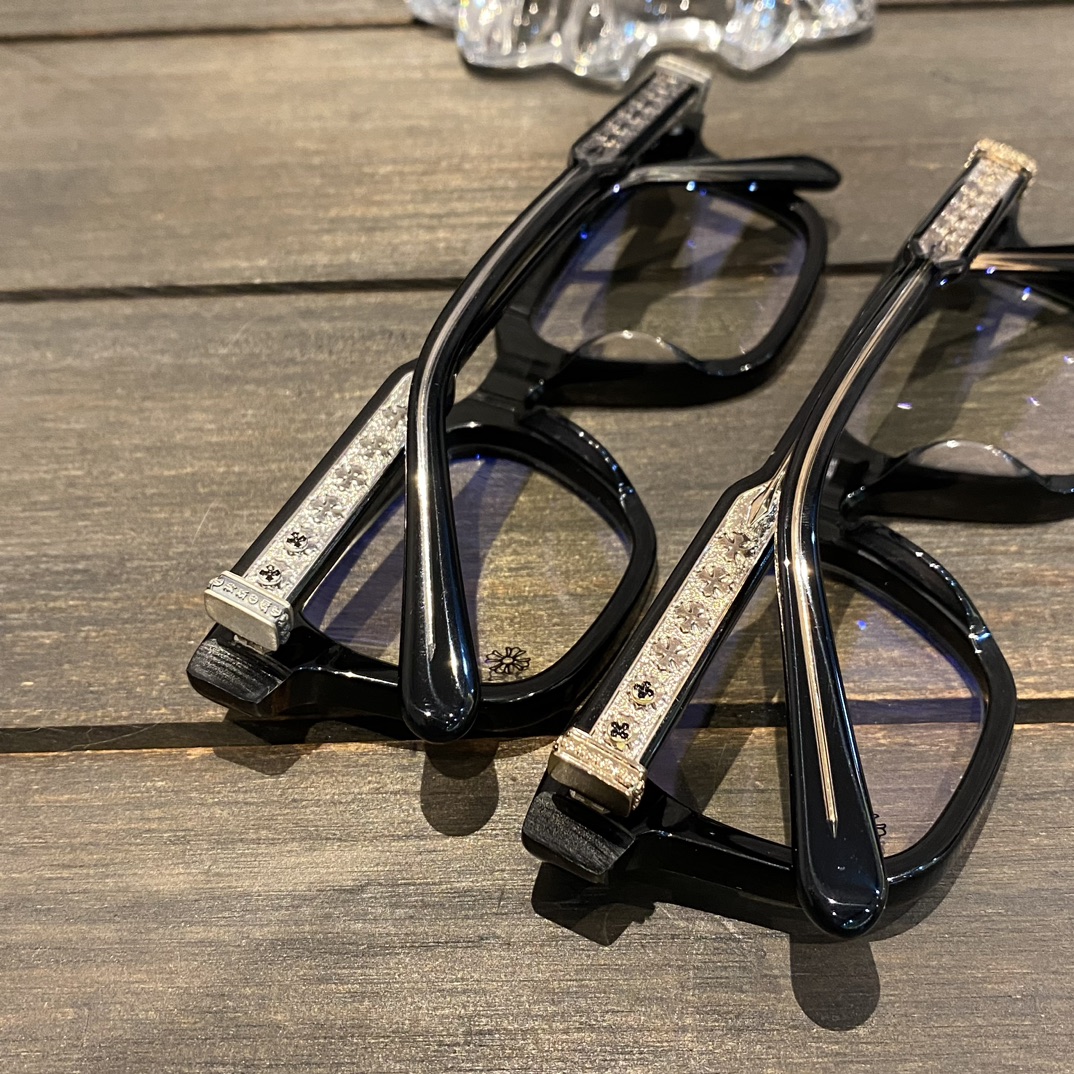 Silver 5, Gold 1 - Sold out, no reorders.Silver accessories are top-of-the-line. Free new eyeglass cleaning cloth with your order.Those who frequently follow my WeChat Moments should know that I purchased these glasses from a reseller last April.