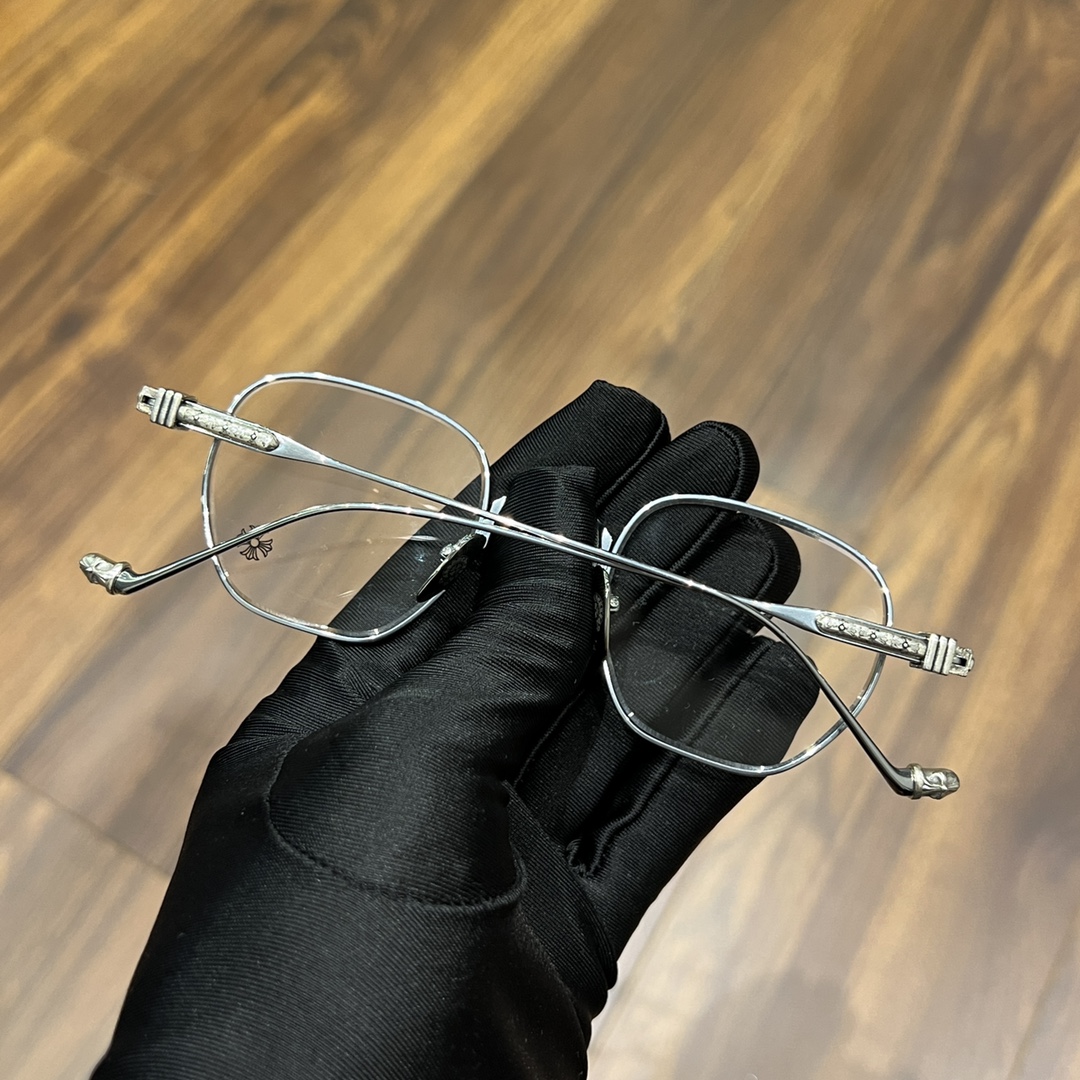 Chrome Hearts New Spring-Loaded Eyeglasses Purchased for 13,000 RMB at MixC Mall, Shenzhen. Nearly 5 months of R&D. Black and silver color scheme. Chrome Hearts' new spring-loaded eyeglass frame. The brand's first time using an embedded spring hinge,