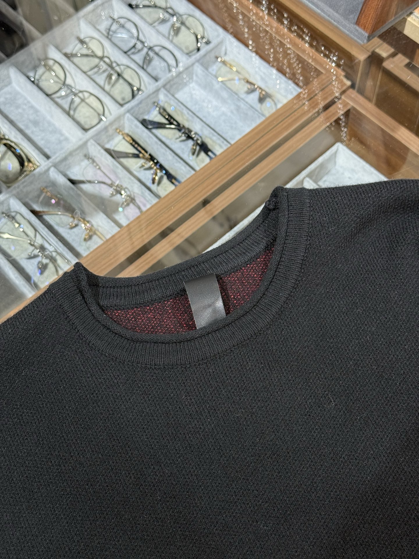 Chrome Hearts double-layered cashmere sweater with three patent leather crosses, retailing for nearly 50,000 RMB, unisex. Made of double-layered pure cashmere, featuring three imported patent leather crosses hand-stitched, and a jacquard lace pattern