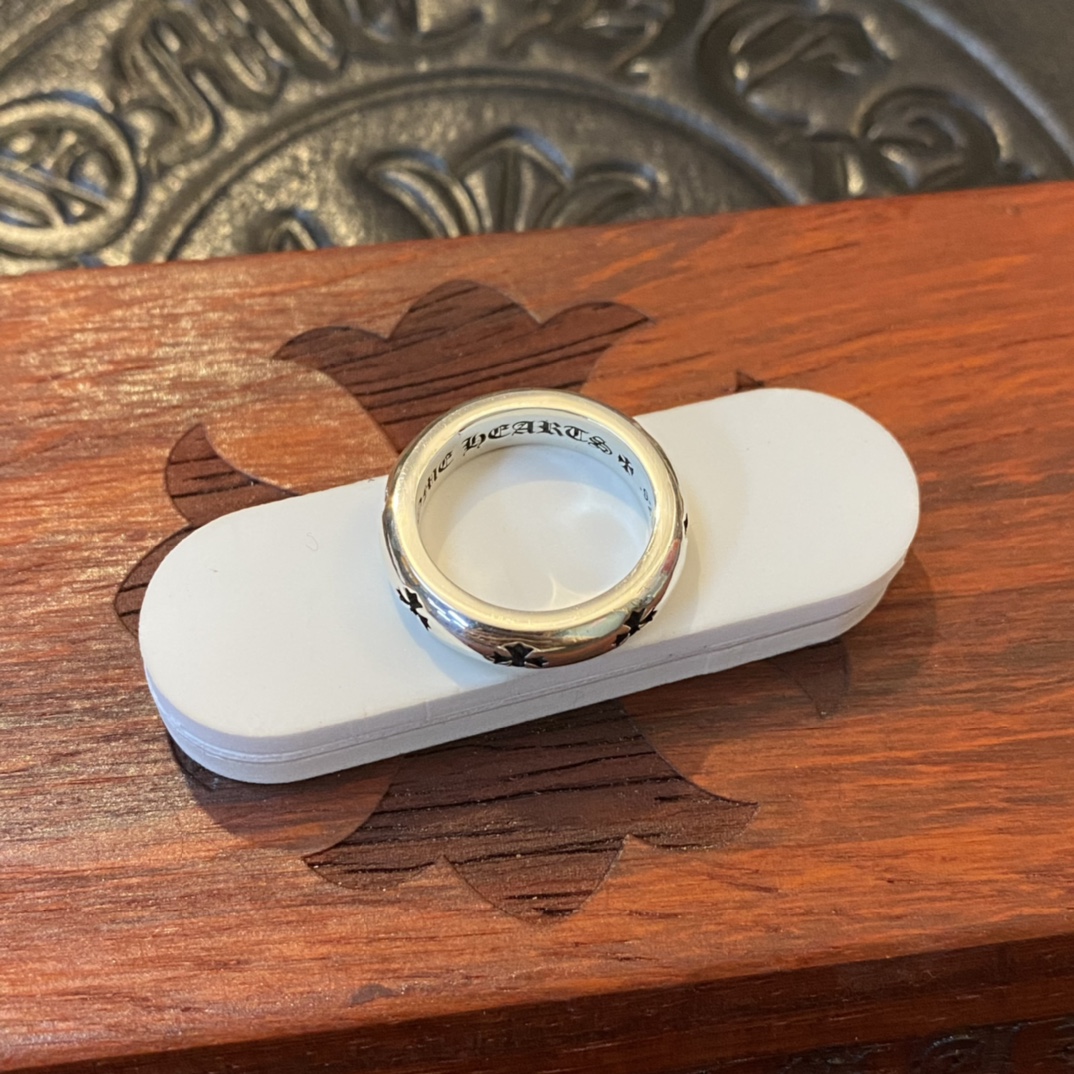 Chrome HeartsSmooth Round Cross Ring. Original version purchased for 2850 (presumably HKD). The outer cross has a deep indentation; magnification reveals the cross pattern. Oxidation finish and engraving are identical to the original. High-quality