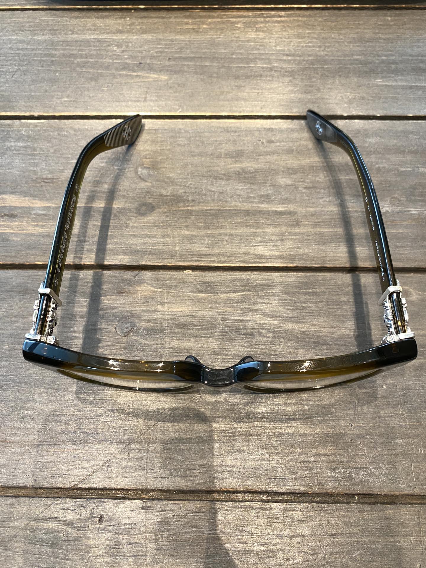 Chrome Hearts925 Sterling Silver Accessories Limited Edition Brown Sword-Shaped GlassesCombination frame with two 925 sterling silver sword ornaments. Two cross-shaped details inside. 1:1 replica, meticulously crafted. The large black frame is ve