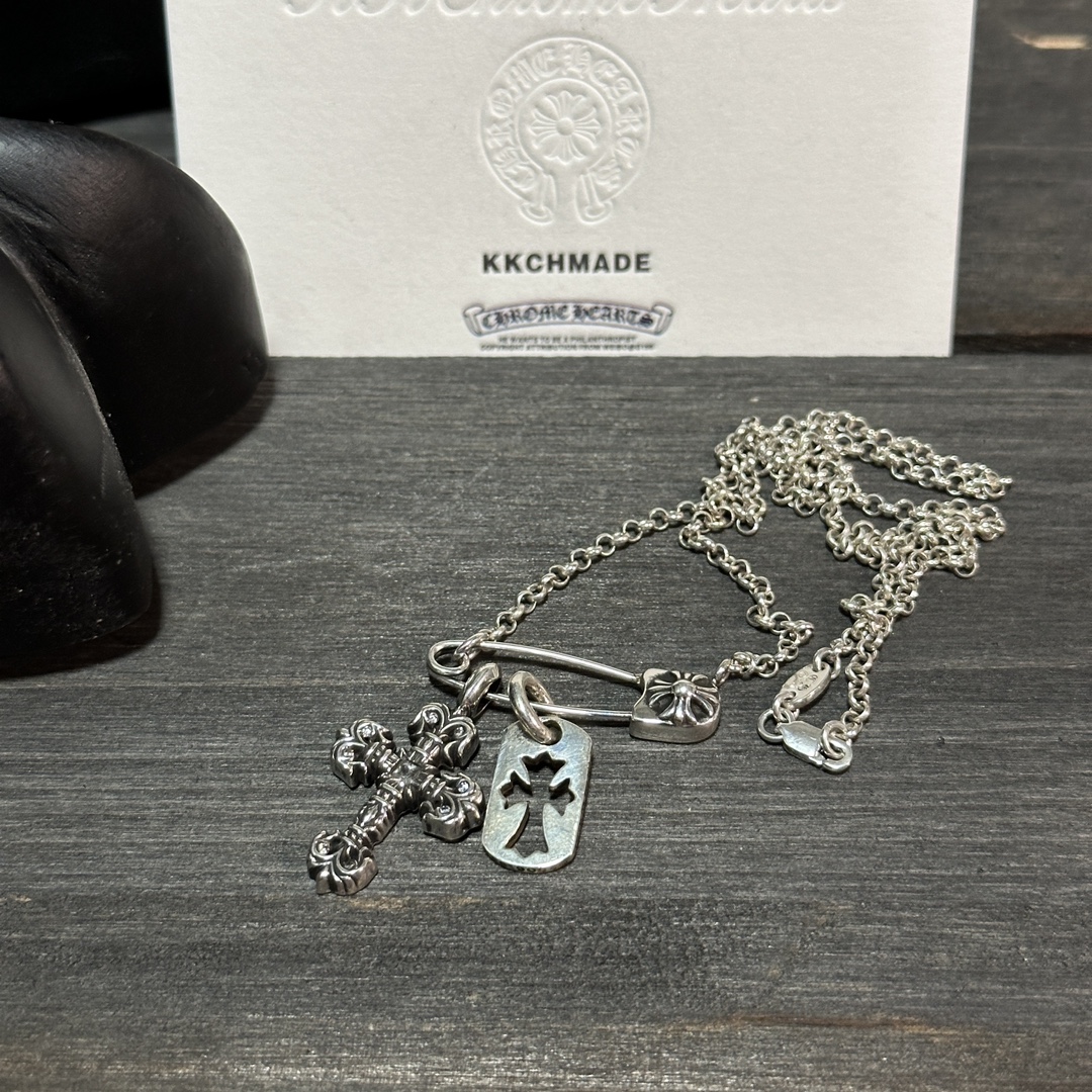 A collection of small pendant accessories 🈴 Pins and pendants always look stylish together