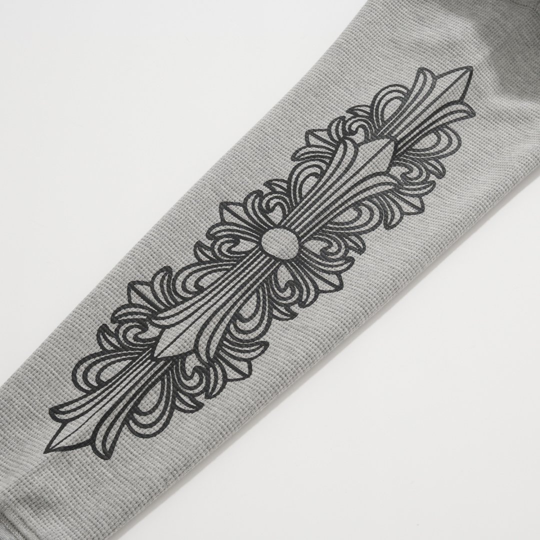 Chrome Hearts 2025 Spring/Summer Waffle Long-Sleeve T-ShirtA perfect blend of classic and innovative design, showcasing individuality with Chrome Hearts' iconic Sanskrit logo. Sizes S, M, L