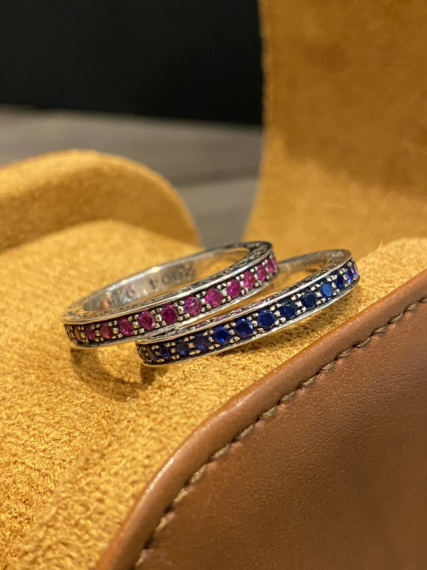 Chrome Hearts3mm colored diamond ring, hand-set with plum blossom studsSame setting craftsmanship as the original. Those who know their stuff can see the pictures. Versions priced at one or two hundred on the market are incomparable. Only compared