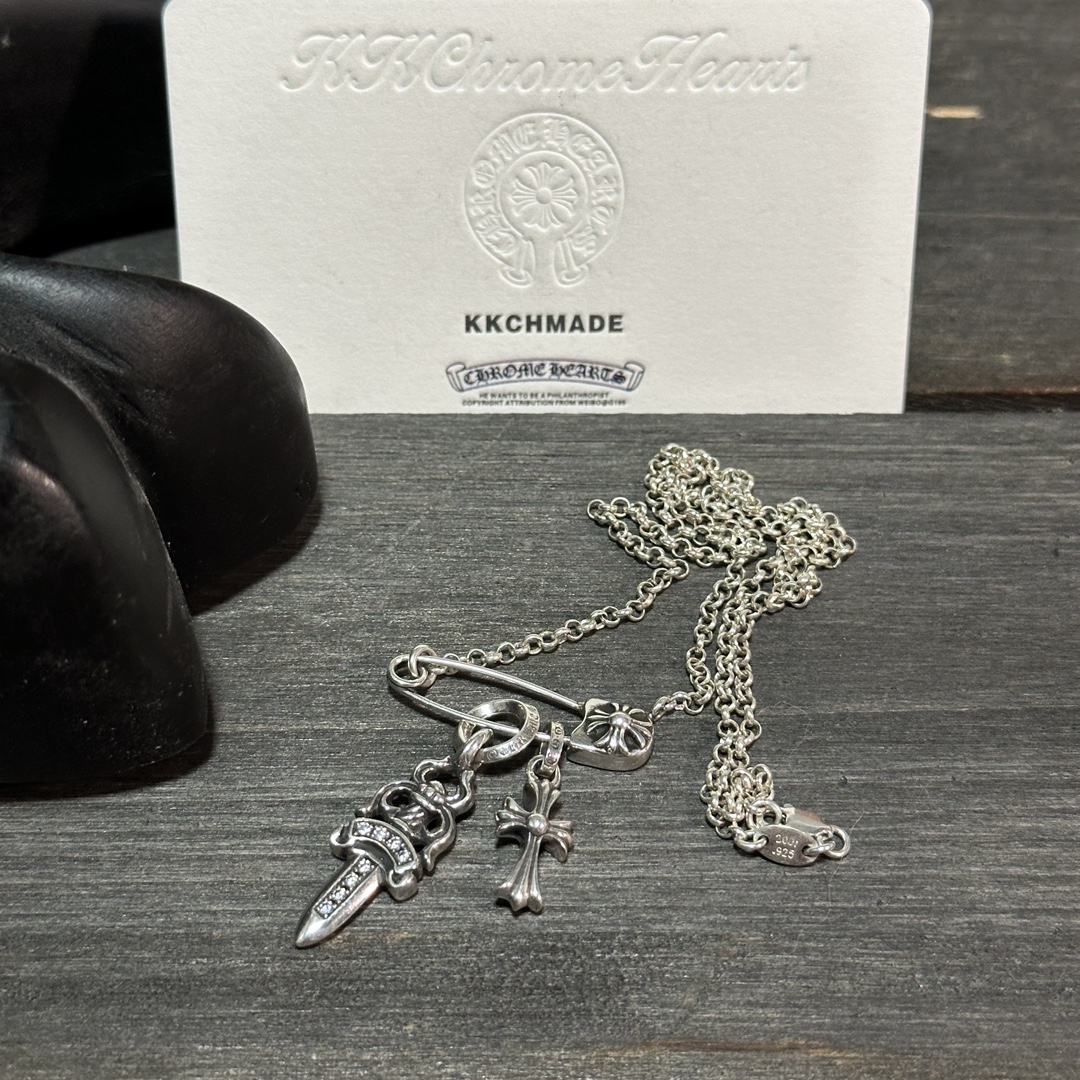 A collection of small pendant accessories 🈴 Pins and pendants always look stylish together