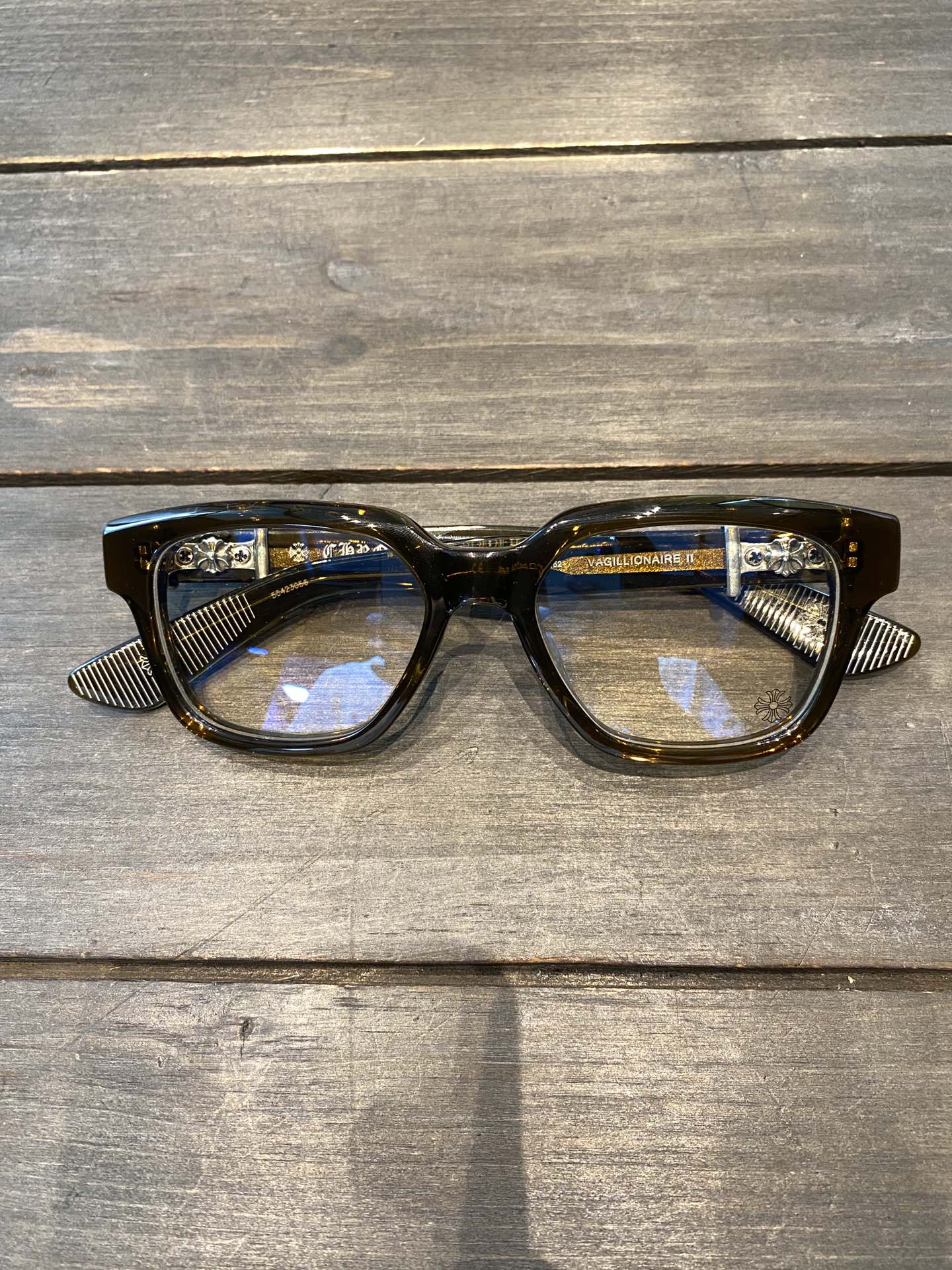 Chrome Hearts925 Sterling Silver Accessories Limited Edition Brown Sword-Shaped GlassesCombination frame with two 925 sterling silver sword ornaments. Two cross-shaped details inside. 1:1 replica, meticulously crafted. The large black frame is ve