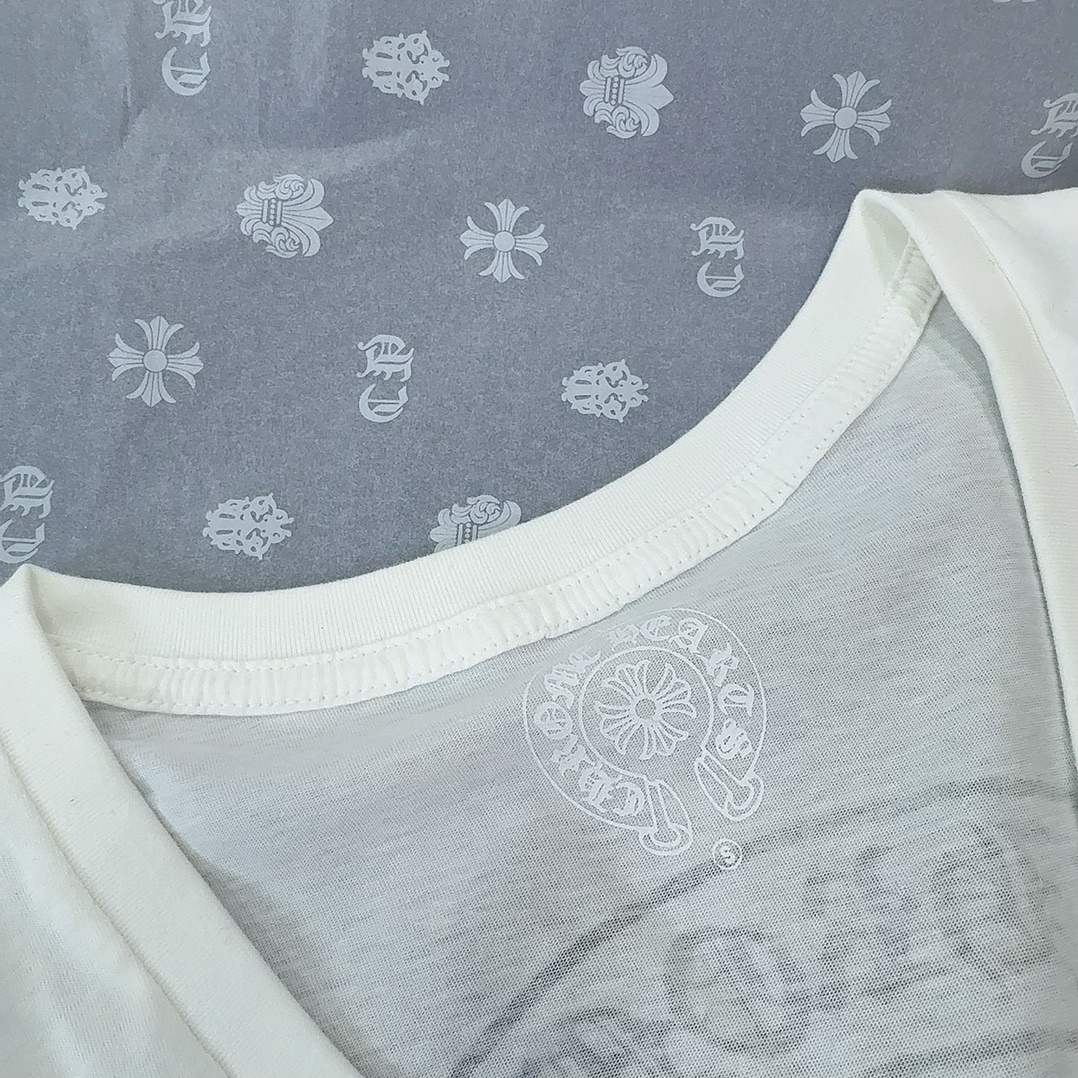 Chrome Hearts Popular V-Neck Women's Horseshoe Print Short-Sleeve T-ShirtMade from custom-dyed Yb pure cotton, soft and delicate, with matching neckline sizesSizes: S M L