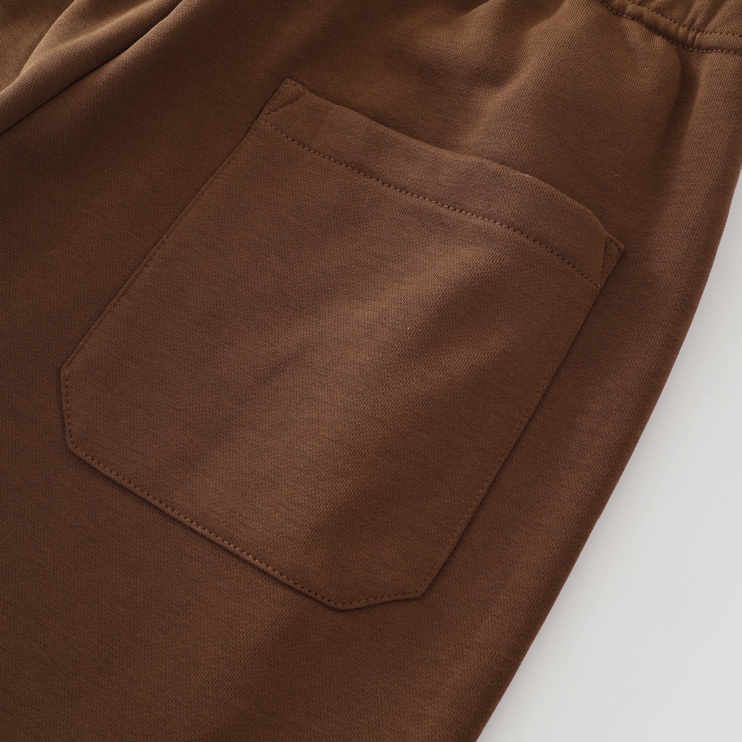CH's new embroidered shorts in Merlad Brown. All sizes are now available. Original Hong Kong import, purchased for 8700. Made of 330g pure cotton, soft and comfortable to the touch. Features garment-washed finish, imported TAJIMA machine-positioned e