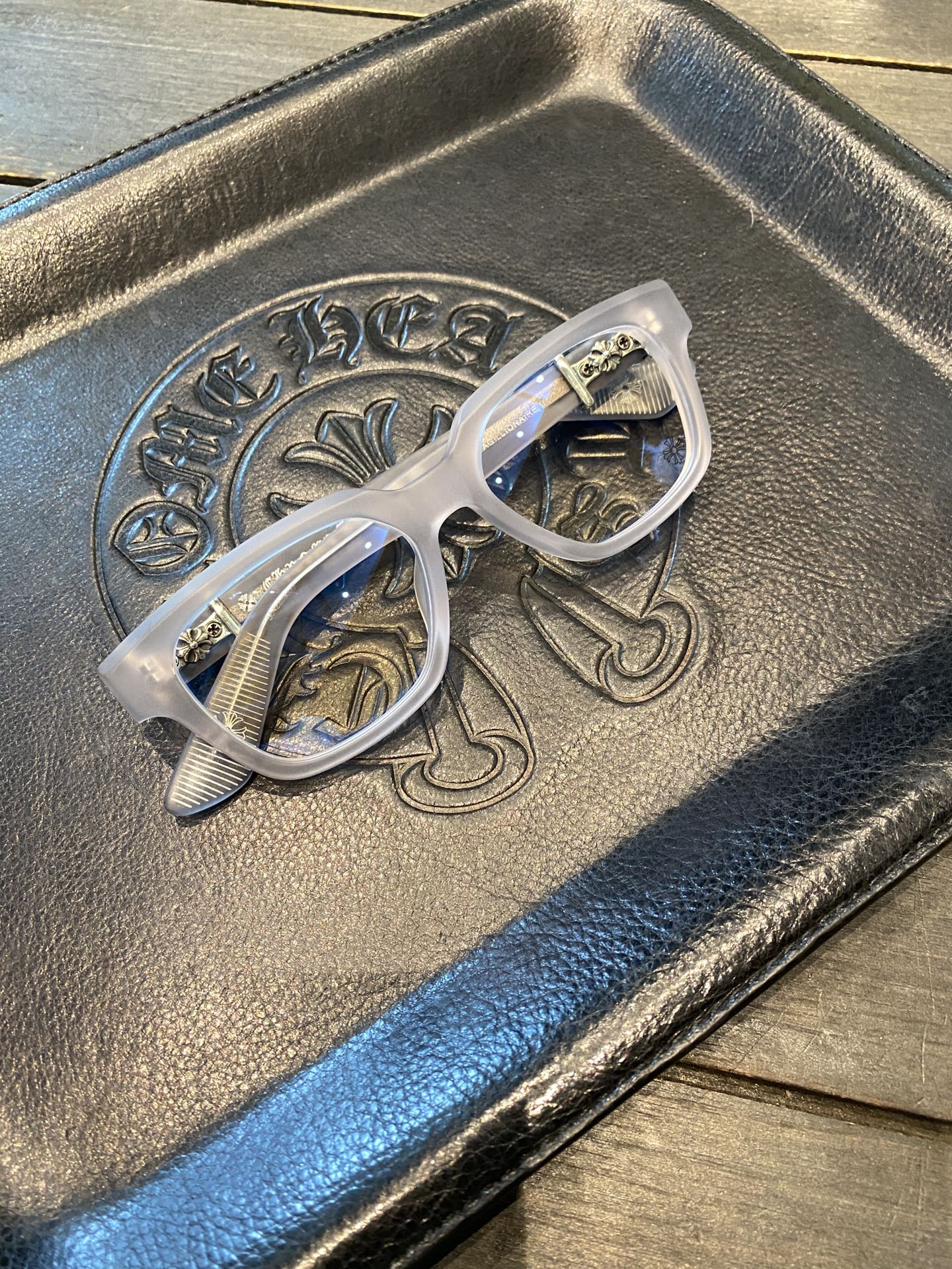 Chrome Hearts925 Sterling Silver Accessories Sky Grey Sword GlassesCombination frame with two 925 sterling silver sword ornaments. Two cross-shaped details inside. 1:1 replica, meticulous attention to detail. The large black frame is very flatter