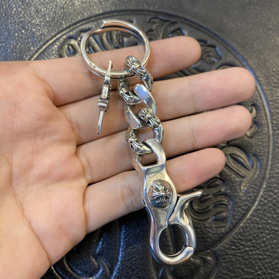 【Chrome Hearts Lobster Cross Keychain】Made entirely of 925 sterling silver, including the clasp.Weighs nearly 60 grams, with an exceptionally high-quality feel.Made to order, with an antiqued and oxidized finish; the silver content is identical