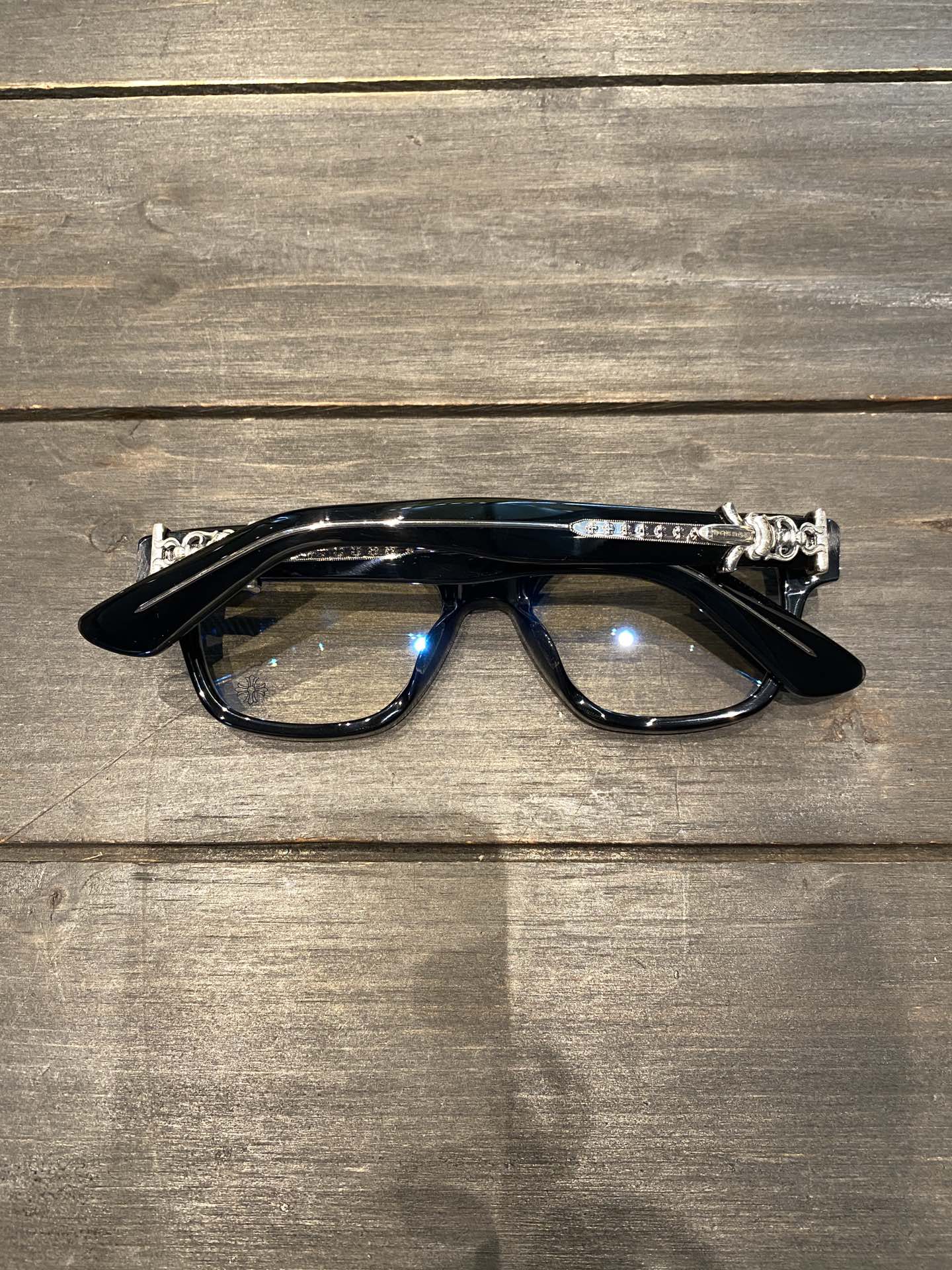 Chrome Hearts925 Sterling Silver Accessories, Glossy Black Sword GlassesCombination frame with two 925 sterling silver sword ornaments. Two cross-shaped details inside. 1:1 replica, meticulous attention to detail. The large black frame is very fl