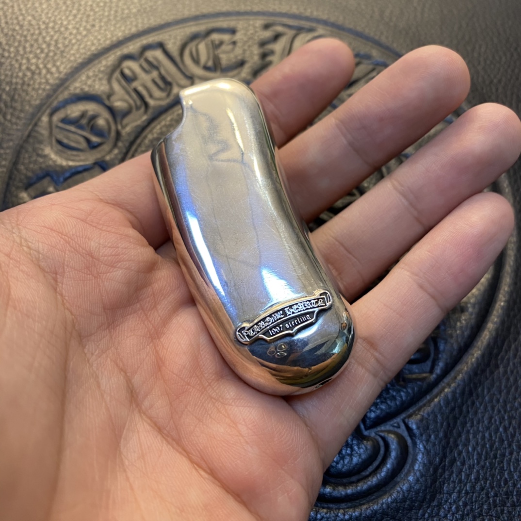 【Chrome Hearts Sterling Silver Cross Lighter Case】Real Shot Video Showcasing Overall TextureExcellent Curve and Feel, High-End Toy. Inquire if interested.Correct Version, Approximately 120g.Distinguished from the 70g standard versions on the