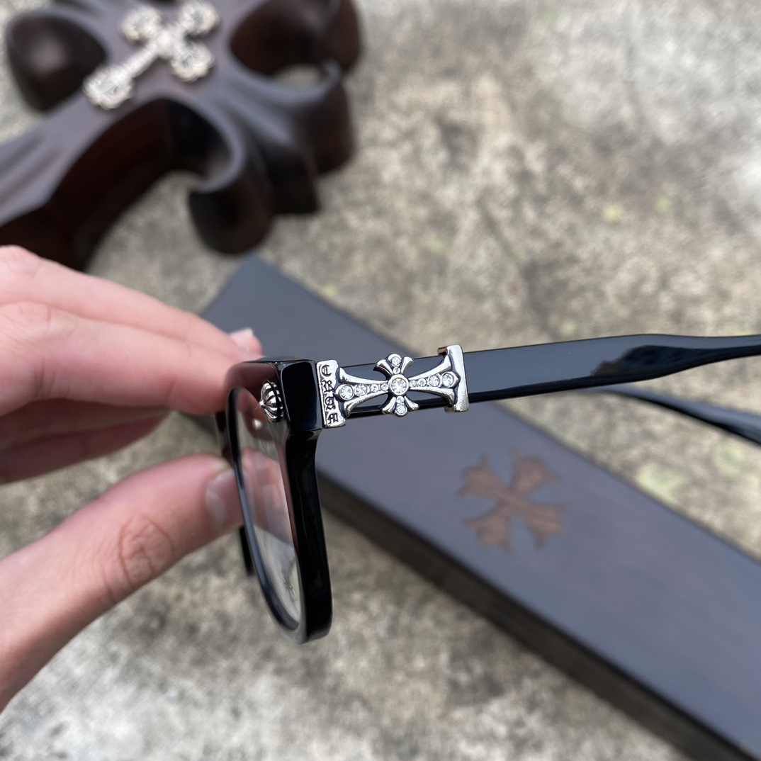 CH Diamond-Studded Cross-Frame Black GlassesA super popular pair, identical to the original, with high-quality nose pads and meticulous attention to detail. Exclusive hand-engraved lettering. Only a few hundred yuan!Glasses are personal items; we