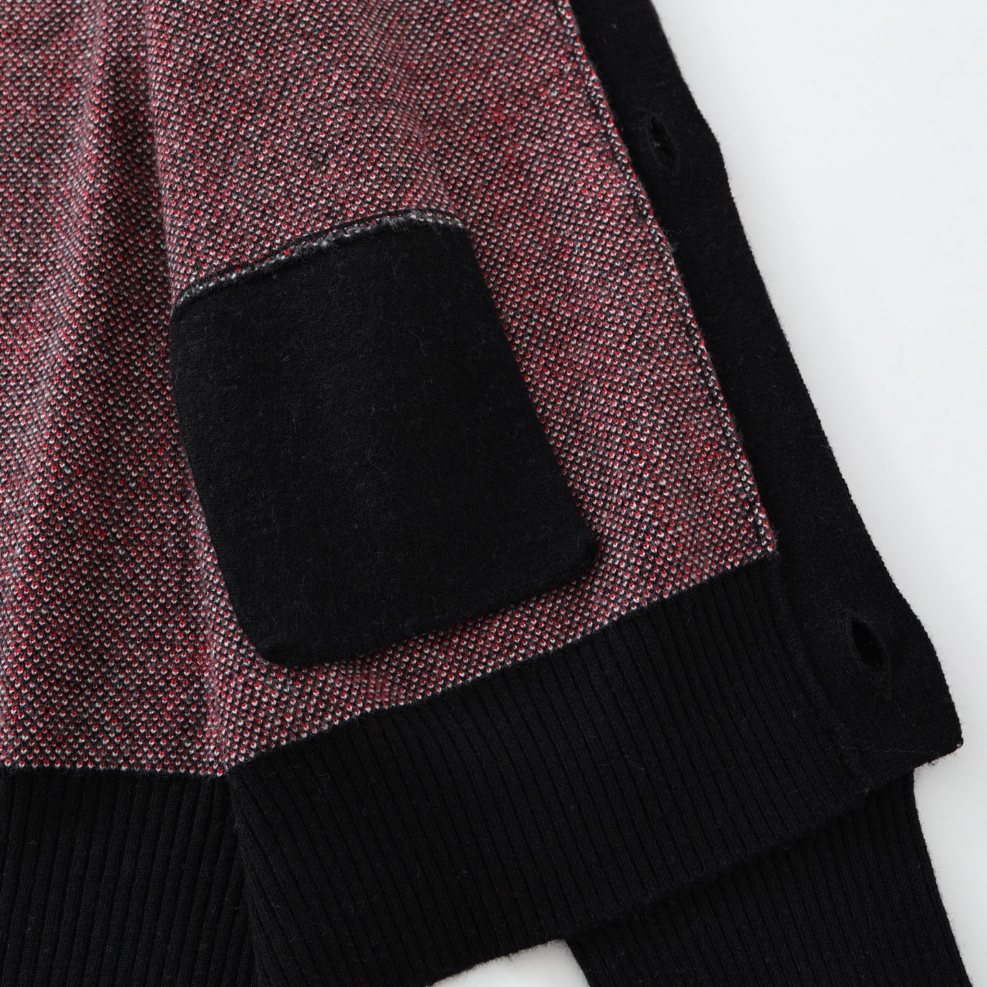 CH's new cross-knit cashmere cardigan. All sizes are now available. Original buttons purchased from the boutique for 23,300. Custom-spun yarn composition: 55% wool + 30% cashmere + 15% nylon blend. Custom genuine leather neck label. Custom-molded sil