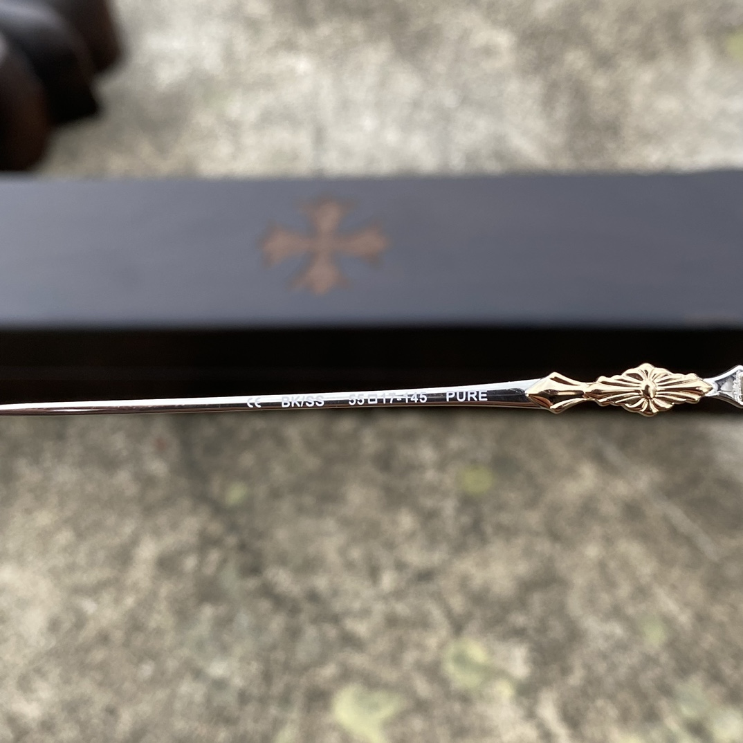 CH Frameless Square Silver Gold Cross FlowerA super popular model, identical to the original. High-quality nose pads, mixed-media level. Every detail is meticulously crafted, with exclusive hand-engraved lettering. Only a few hundred yuan!Eyeglas