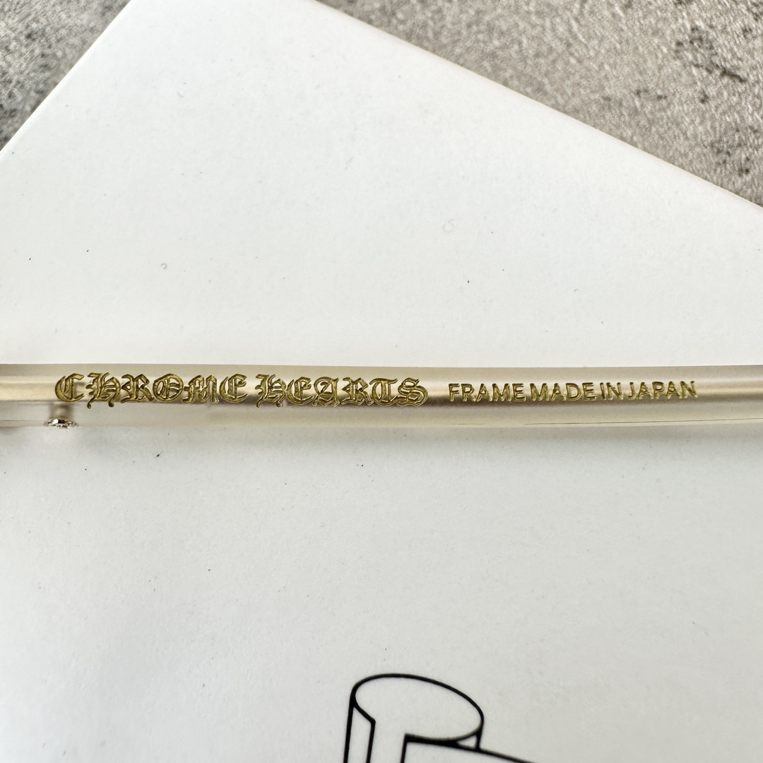 Chrome HeartsGAG Sterling Silver Eyeglasses FramesExclusive online, transparent gold, Italian imported materialsFour-color glasses, first batch limited stock available. Original price ¥12400 (authentic), ¥9300 (VIP). 925 sterling silver hardwar