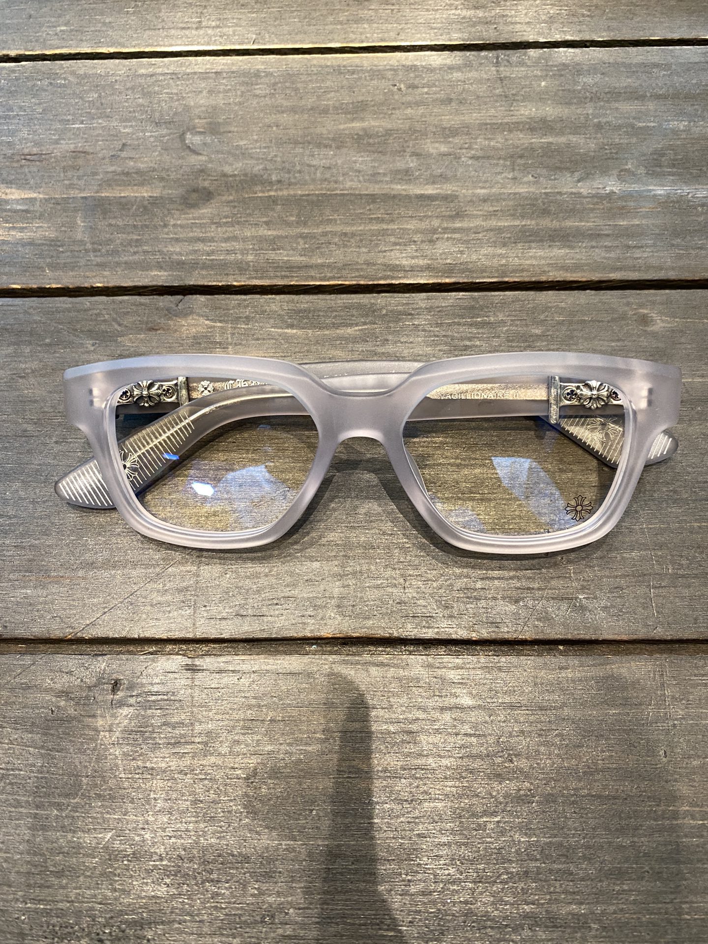 Chrome Hearts925 Sterling Silver Accessories Sky Grey Sword GlassesCombination frame with two 925 sterling silver sword ornaments. Two cross-shaped details inside. 1:1 replica, meticulous attention to detail. The large black frame is very flatter