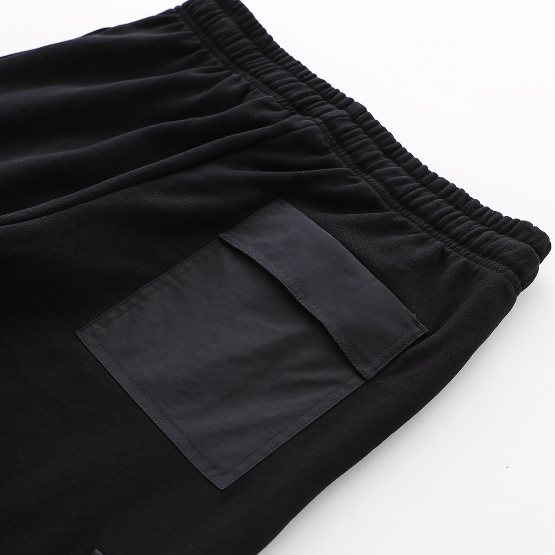 CH's new Chrome Hearts cargo pants. All sizes are now available. Made of 380g double-ply terry cotton, finished with a washed finish for a soft, supple, and substantial feel. Embroidery is processed on imported TAJIMA machines. Custom high-density ny