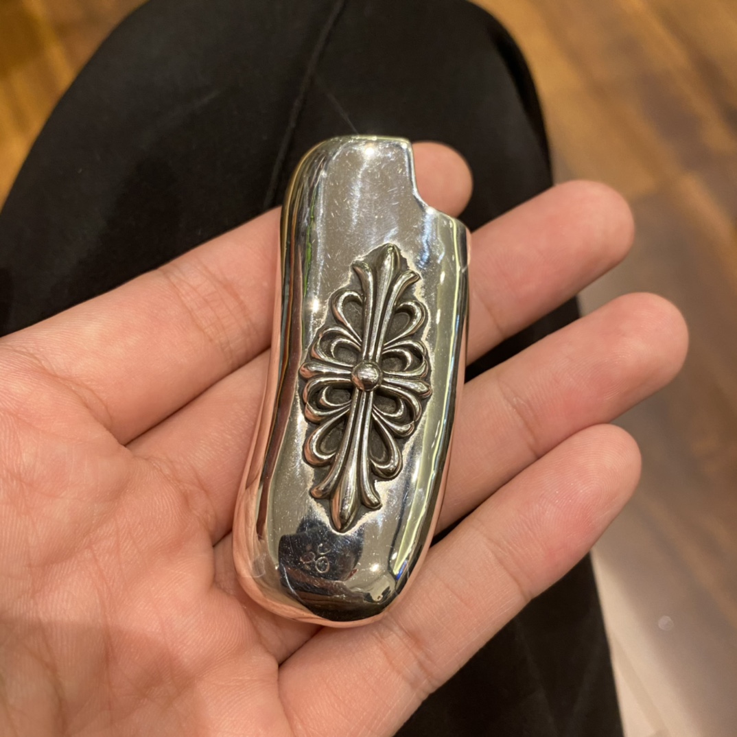 Chrome Hearts Cross Lighter - Detailed Photos. Made entirely of 925 sterling silver with an antique finish and perfect oxidation. The curved shape feels exceptionally good in the hand. A high-end toy.