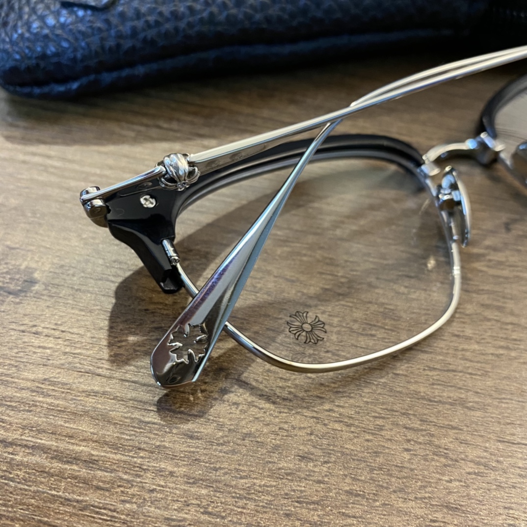 【Chrome Hearts Silver Accessories - Xue Zhiqian's Style Glasses】Complete set. Limited stock available for the first batch.Leather eyeglass case (additional ¥80). Comes with material certificate. Retail price: ¥11,000.Another top-tier item.