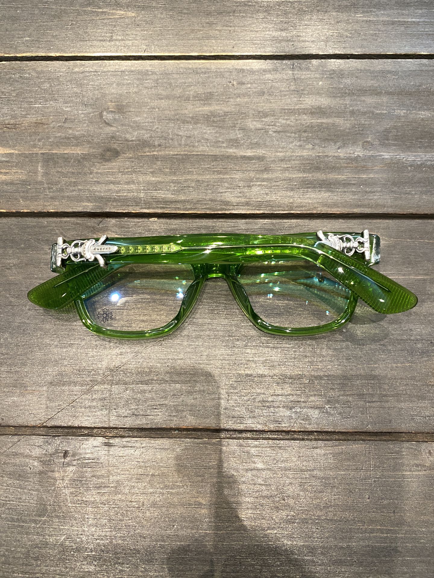 Chrome Hearts925 Sterling Silver Accessories, Emerald Green Sword GlassesCombined frame with two 925 sterling silver sword ornaments. Two cross-shaped details inside. 1:1 replica, meticulous attention to detail. The large black frame is very flat