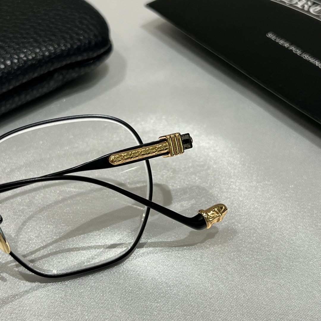 Chrome Hearts New Spring-Style EyeglassesPurchased for 13,000 RMB at MixC Mall, Shenzhen. Nearly 5 months of R&D. Black and gold color scheme. Chrome Hearts' new spring-loaded eyeglass frame. The brand's first time using an embedded spring hinge, im