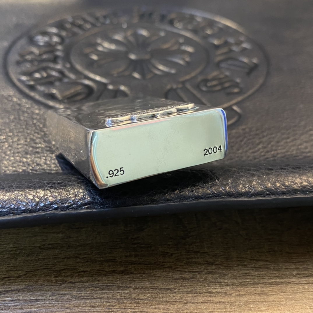 【Chrome Hearts Cross Zippo Lighter】Made entirely of 925 sterling silver with a vintage, distressed finish.Weight: 98 grams. Excellent build quality.A small toy for men, adding a touch of sophistication to smoking.