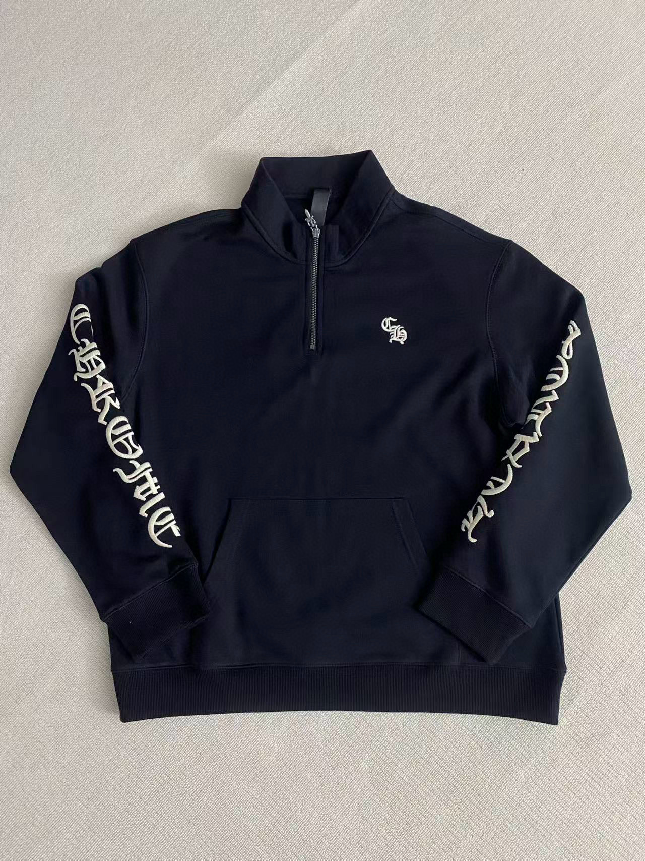 Chrome Hearts 25ss Half-Zip Collar SweatshirtFabric: 420g fleeceLocated with top-grain calfskin leather over the collar labelSizes: S, M, L