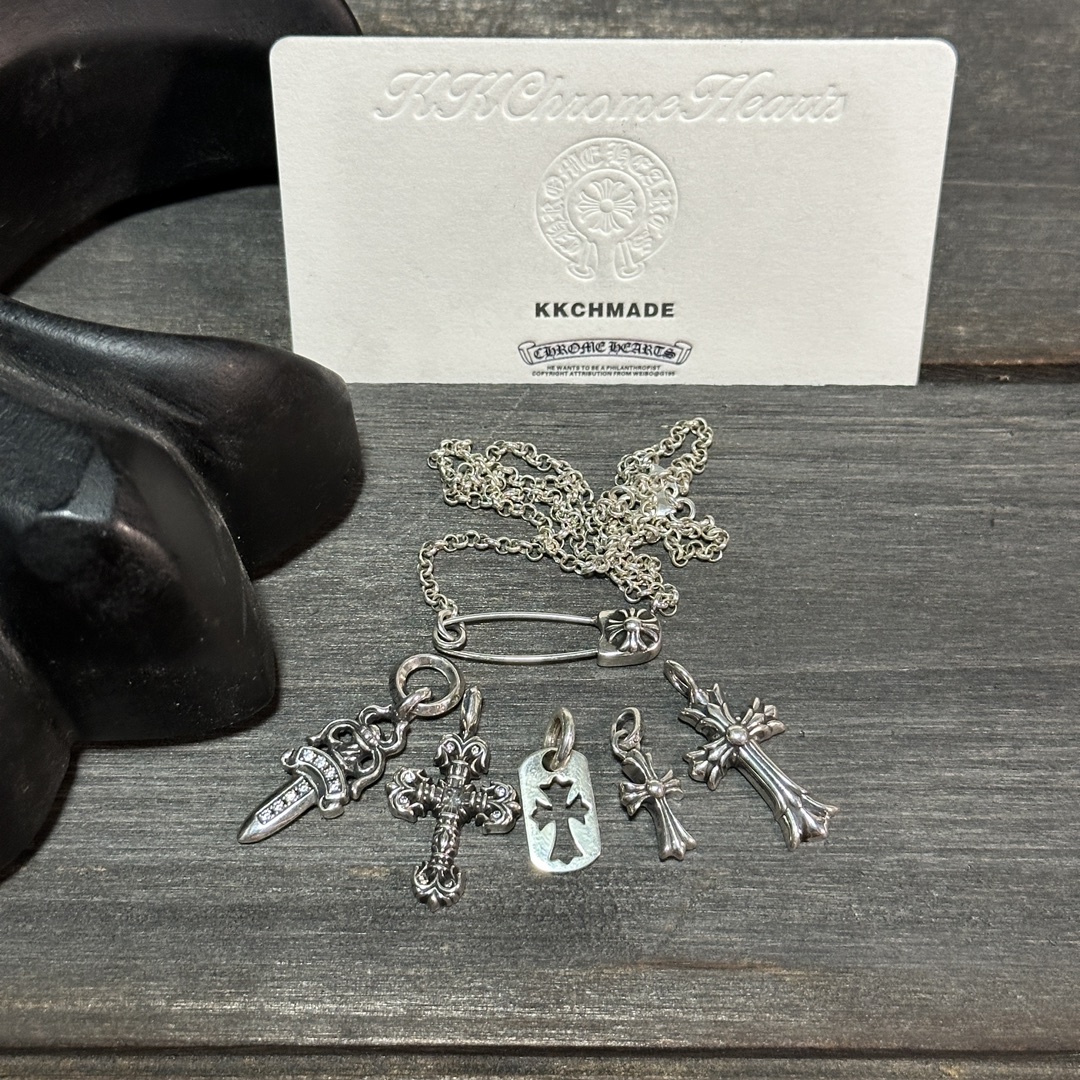 A collection of small pendant accessories 🈴 Pins and pendants always look stylish together