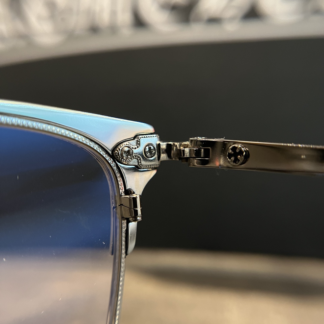 Chrome Hearts925 Sterling Silver PLONKER GlassesTitanium alloy frame with 6 925 sterling silver accents. 1:1 replica. The most versatile and stylish pair. As popular as Xue Zhiqian's glasses. Suitable for both men and women. Classic cross-shaped