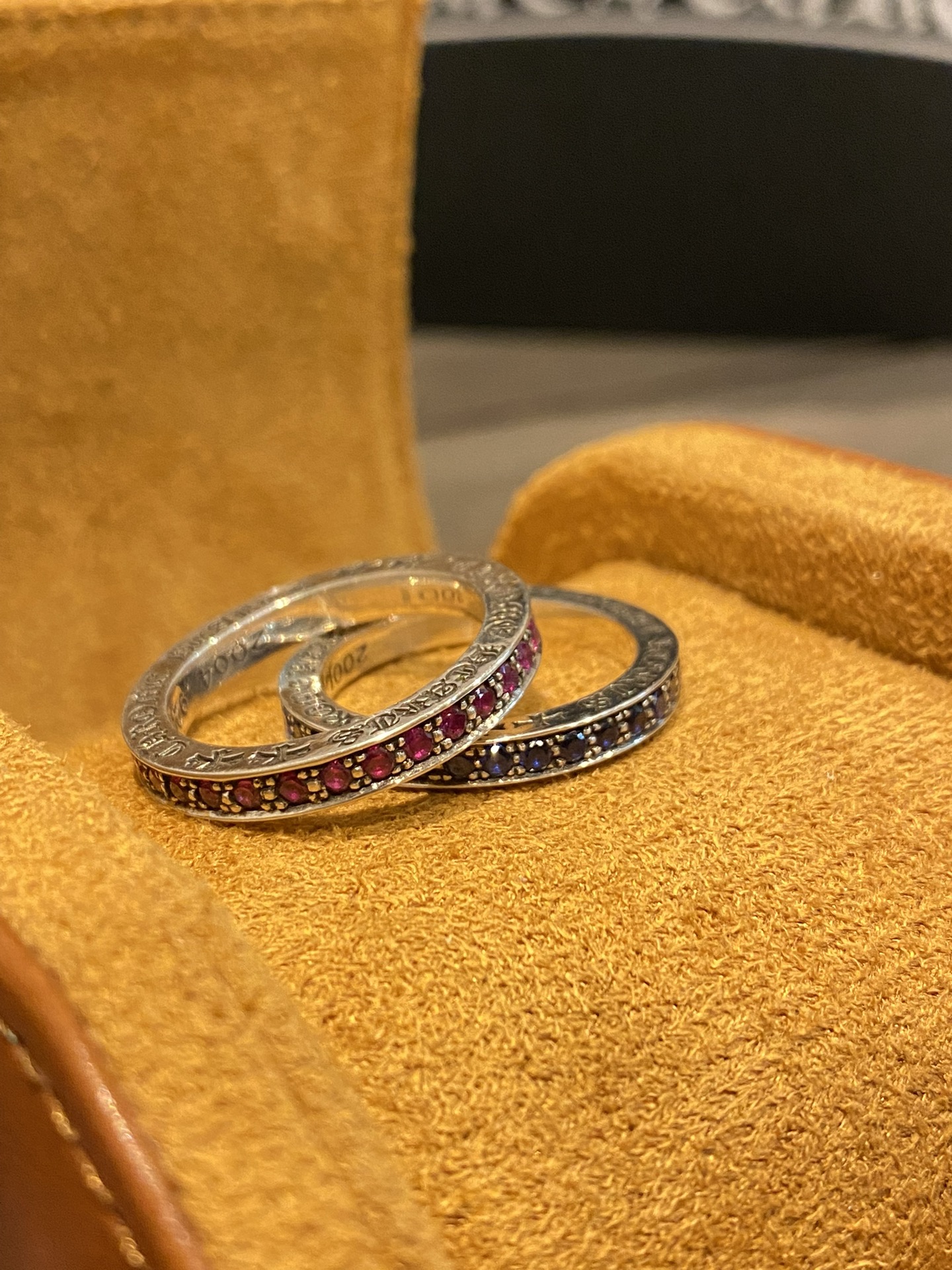 Chrome Hearts3mm colored diamond ring, hand-set with plum blossom studsSame setting craftsmanship as the original. Those who know their stuff can see the pictures. Versions priced at one or two hundred on the market are incomparable. Only compared