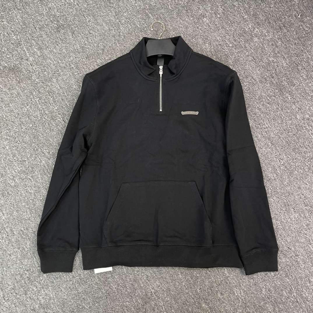 Chrome Hearts' latest cross-stitch stand-collar sweatshirt. Made from custom-dyed pure cotton fabric, with imported ink printing for a three-dimensional effect. The embroidery is full and detailed, featuring thousands of stitches. Perfectly customize