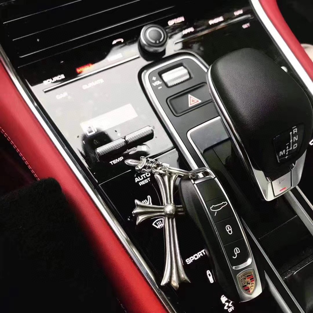 【Chrome Hearts Lobster Cross Keychain】Made entirely of 925 sterling silver, including the clasp.Weighs nearly 60 grams, with an exceptionally high-quality feel.Made to order, with an antiqued and oxidized finish; the silver content is identical