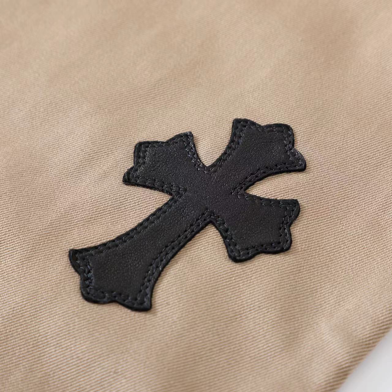 CH Khaki Black Leather Checkered Cargo Pants. Original version purchased for over 40,000 RMB. Loose fit. Special fabric, post-processed with a series of special treatments. Color accuracy is approximately 95% or higher. Exclusive silver-plated hardwa