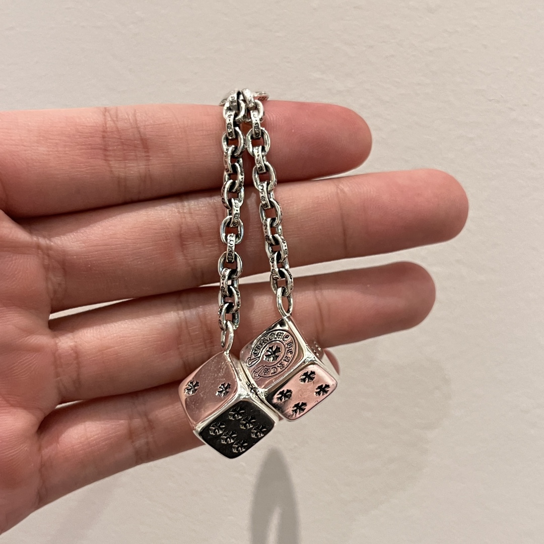 ✟𝐂𝐡𝐫𝐨𝐦𝐞𝐡𝐞𝐚𝐫𝐭✟Chrome Hearts New Dice KeychainWeight 70+ gramsPerfect for pairing with jeansAnd also great as a bag charm. Attention to detail.