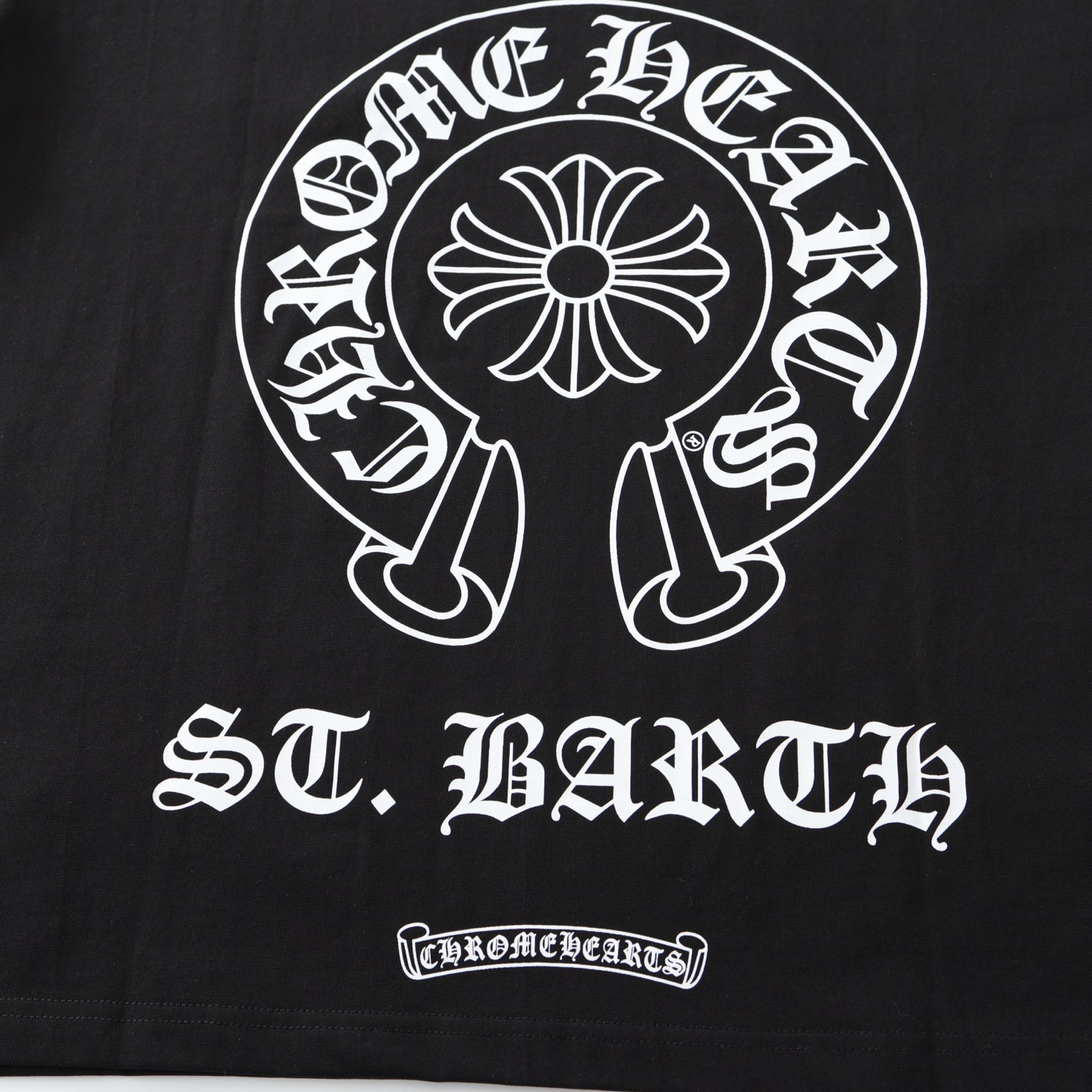 CH's new city-limited short-sleeved T-shirt. Two colors and all sizes are now available. The fabric is 26-knit 200g 100% cotton. Garment washed finish. Printed using ink printing. Custom accessories. Produced by a major factory, showcasing exceptiona