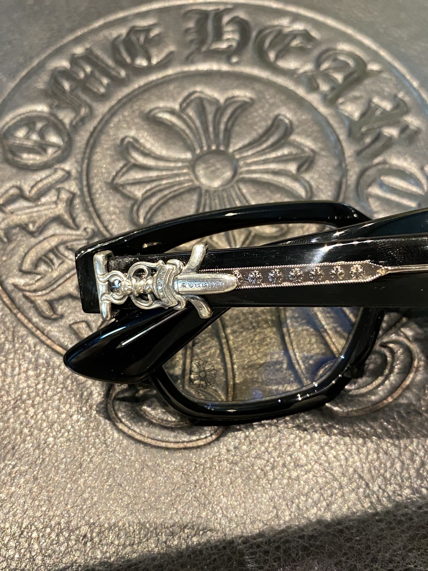 Chrome Hearts925 Sterling Silver Accessories, Glossy Black Sword GlassesCombination frame with two 925 sterling silver sword ornaments. Two cross-shaped details inside. 1:1 replica, meticulous attention to detail. The large black frame is very fl