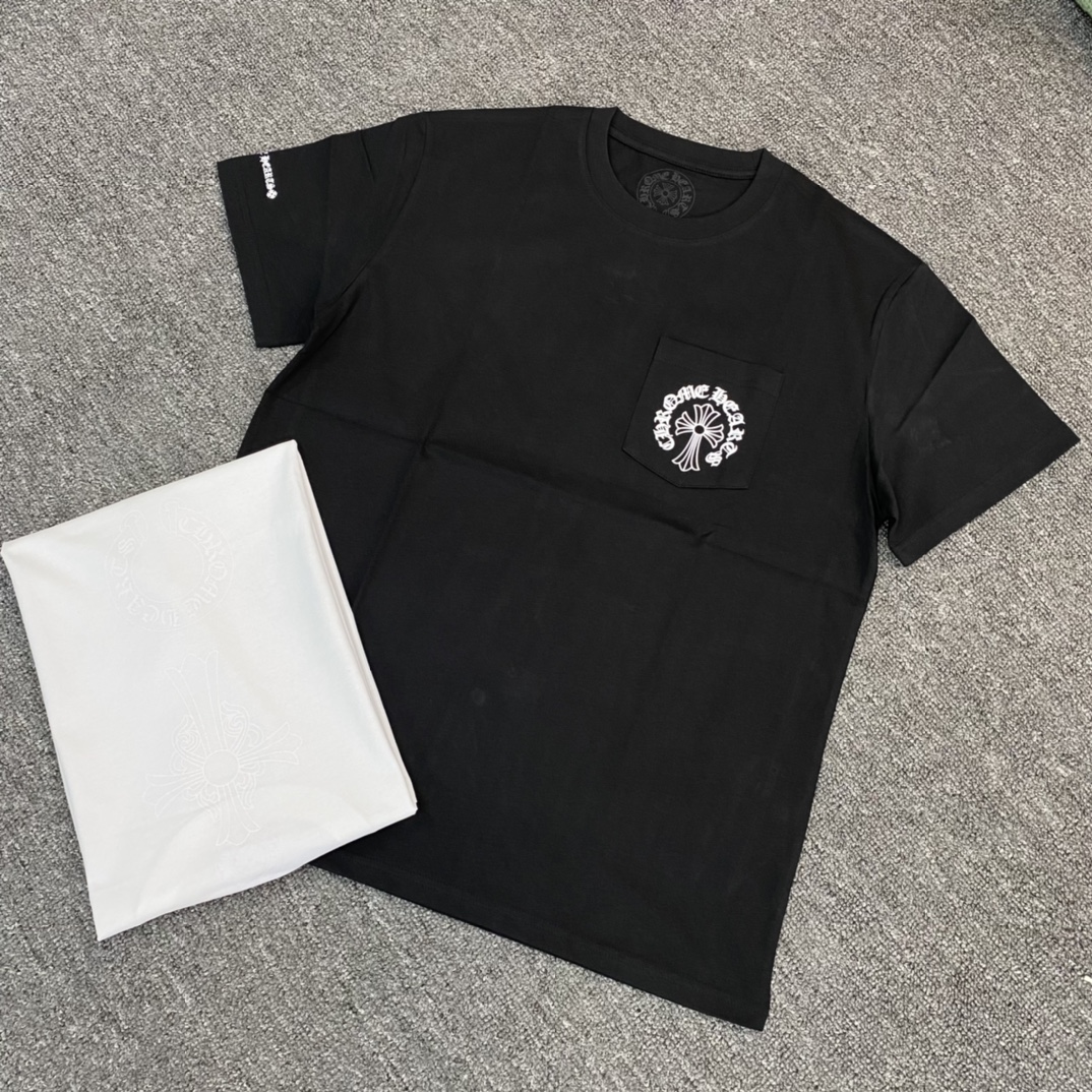 Chrome Hearts Minimalist Dark Print Three-Element Short-Sleeve T-ShirtFabric: Custom-woven and dyed 40% count 230g pure cotton, single-sided reactive dyeingBulk stock available. Unisex style.Sizes: S, M, L (Loose fit)