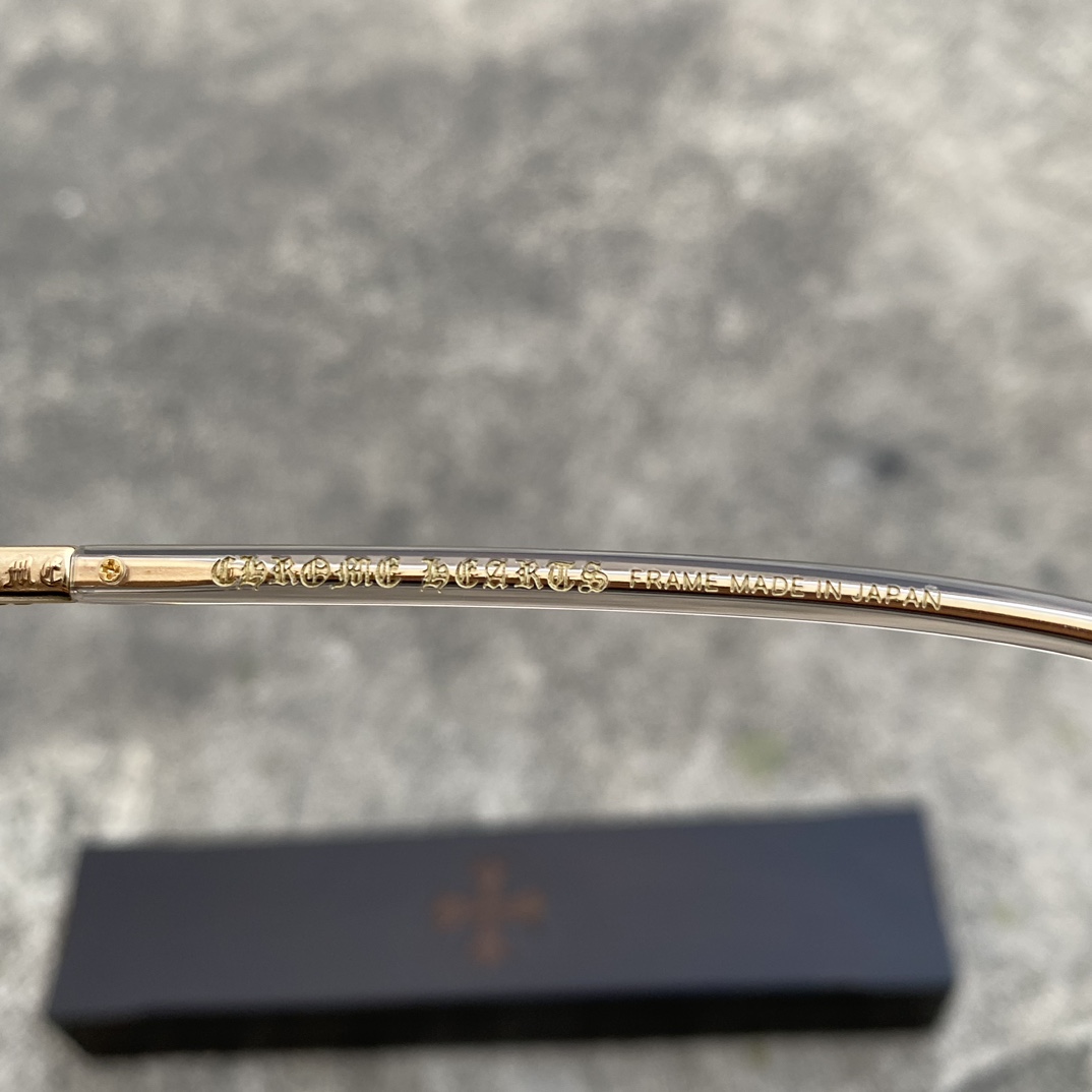 CH Pink Transparent Gold Cross Flower GlassesA super popular pair, identical to the original, with high-quality nose pads and meticulous attention to detail. Exclusive hand-engraved lettering. Only a few hundred yuan!Glasses are personal items; w