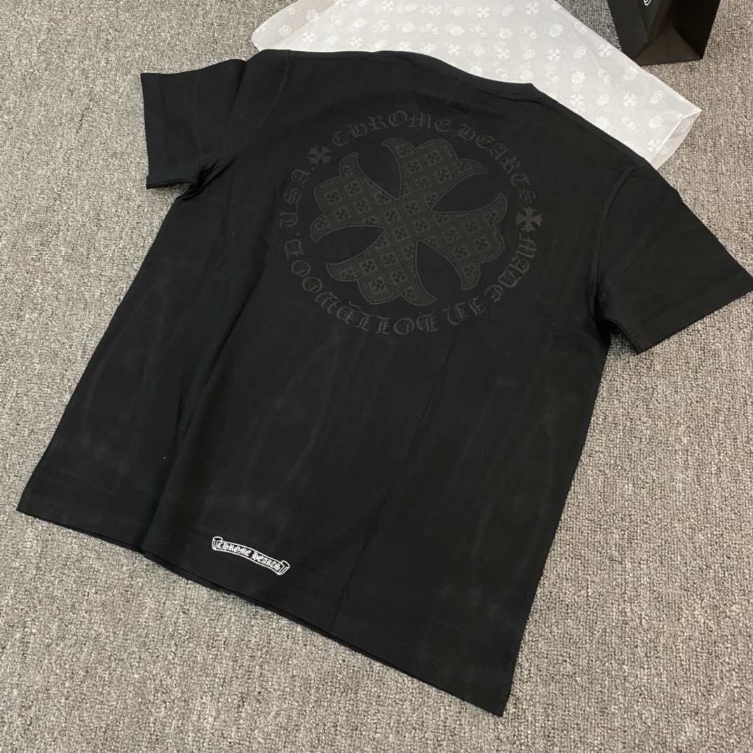 [Classic Reimagined] Chrome Hearts classic cross with Sanskrit design, featuring a front patch pocket with a classic cross and subtle circular cross print. The cotton ribbed collar is adorned with a letter pattern. Sizes: S, M, L