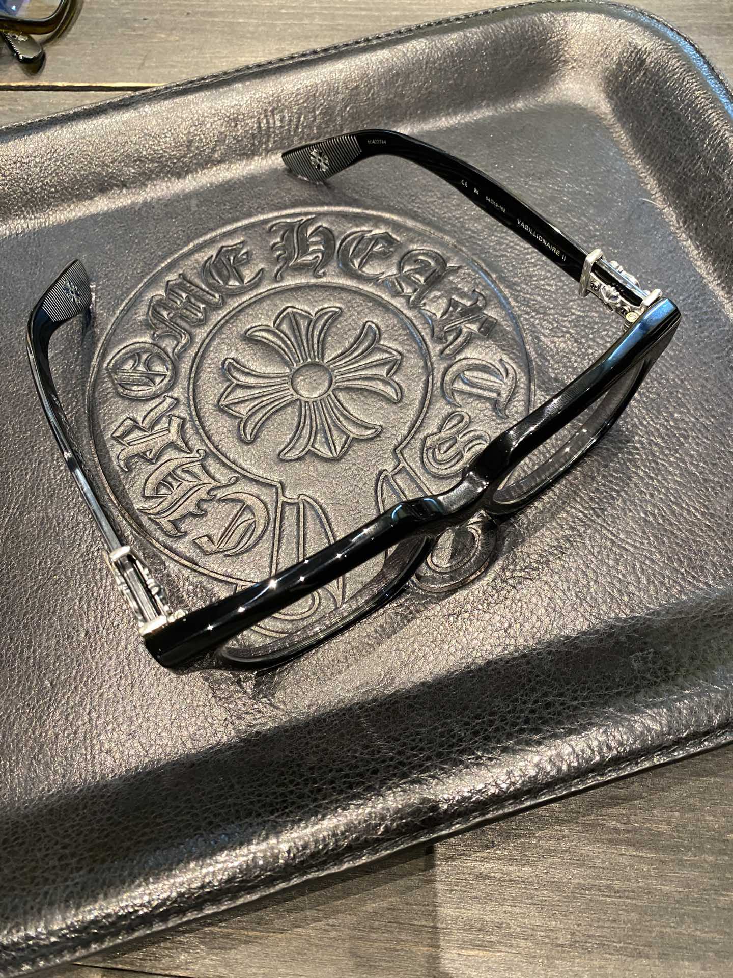 Chrome Hearts925 Sterling Silver Accessories, Glossy Black Sword GlassesCombination frame with two 925 sterling silver sword ornaments. Two cross-shaped details inside. 1:1 replica, meticulous attention to detail. The large black frame is very fl