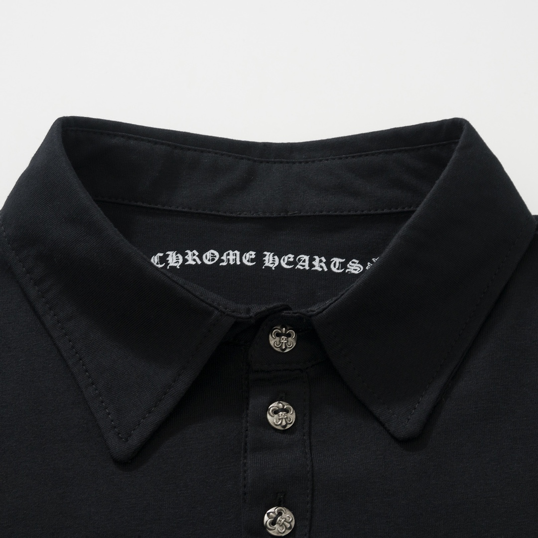CH Chrome Hearts 24SS Sanskrit Print Polo ShirtMade from custom-woven and dyed 220g pure cotton, soft and comfortable to the touch, very skin-friendly, versatile and simple. The collar and chest prints use imported ink for 3D printing with consiste