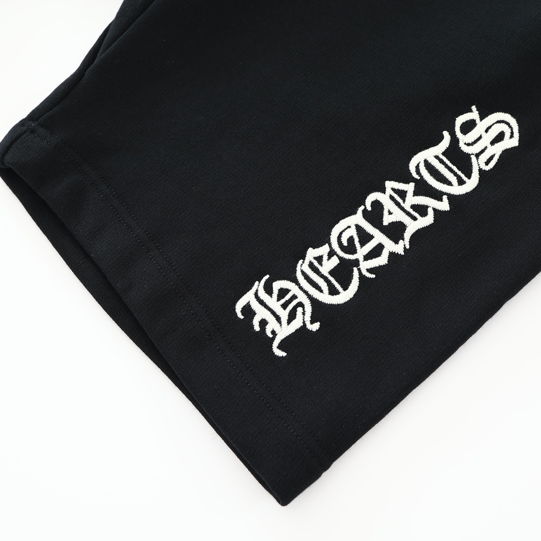 CH's new embroidered shorts. All sizes are now available. Original Hong Kong import, purchased for 8700. Made of 330g pure cotton, soft and comfortable to the touch. Features garment-washed finish, imported TAJIMA machine-positioned embroidery, custo