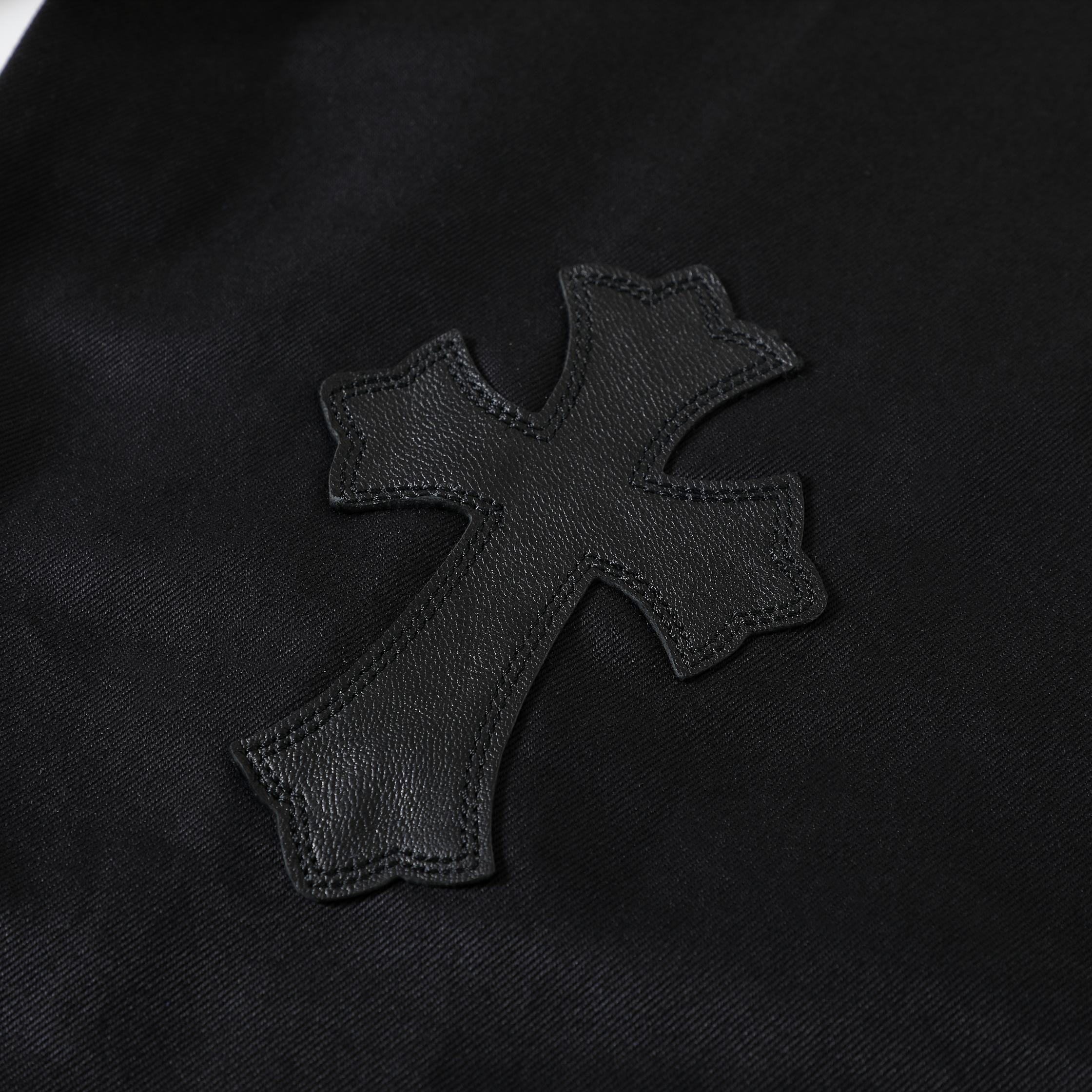 CH Black Leather Leopard Print Cargo Pants. Original version purchased for over 40,000 RMB. Loose fit. Special fabric with special post-processing to achieve a color accuracy of 95% or higher. Exclusive silver-plated hardware. Those in the know under