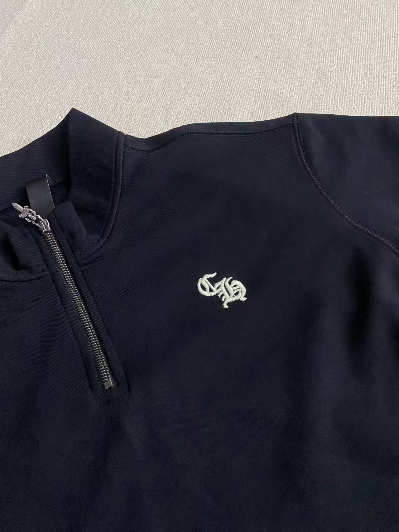 Chrome Hearts 25ss Half-Zip Collar SweatshirtFabric: 420g fleeceLocated with top-grain calfskin leather over the collar labelSizes: S, M, L
