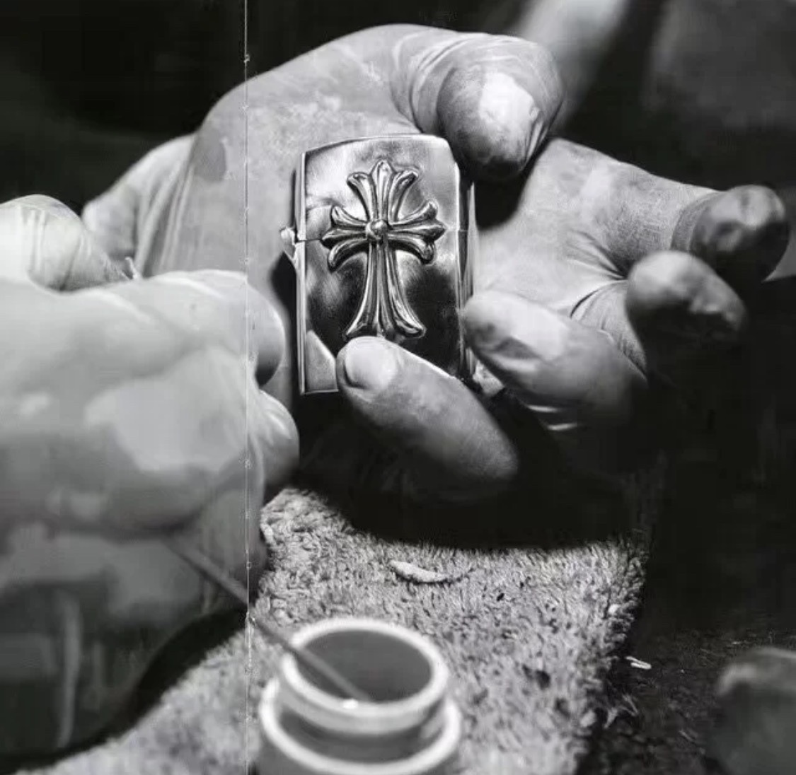 【Chrome Hearts Cross Zippo Lighter】Made entirely of 925 sterling silver with a vintage, distressed finish.Weight: 98 grams. Excellent build quality.A small toy for men, adding a touch of sophistication to smoking.